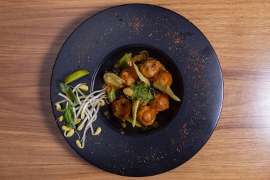 Soya soslu haşlanmış domuz köftesi. Lahanayla pişirilmiş Çin domuz köftesi..