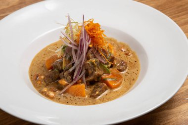 Geleneksel Peru Ceviche ton balıklı, domatesli beyaz tabak