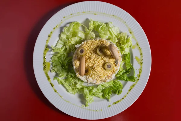 Salada Com Atum Legumes Ovos Prato Branco Com Ovos Pintos — Fotografia de Stock