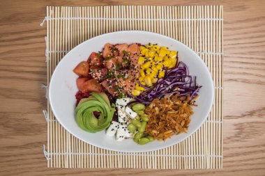 Vejetaryen somon ve mısır kasesi, avokado, peynir, soğan, domates, fasulye, gabbage.