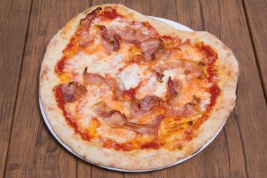 Parma jambonlu ve roketli pizza margherita.