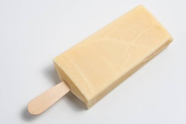 Dondurmalı dondurma lolipoplu dondurma beyaz bir arka planda izole edilmiş.