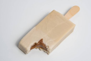 Dondurmalı dondurma lolipoplu dondurma beyaz bir arka planda izole edilmiş.