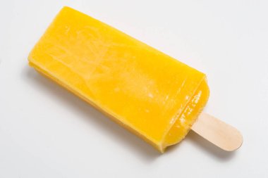 Dondurmalı dondurma lolipoplu dondurma beyaz bir arka planda izole edilmiş.