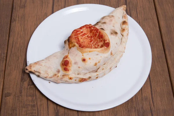 Calzone Pizza Uma Chapa Branca — Fotografia de Stock