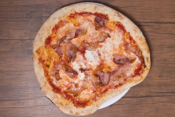 Pizza Margherita Szynką Parmeńską Rakietą Drewnianym Talerzu — Zdjęcie stockowe