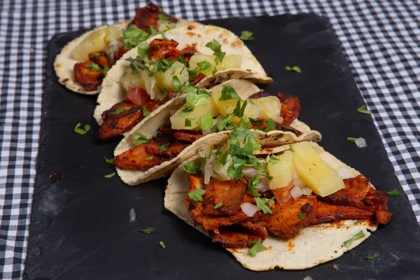 Tacos Mexicains Avec Viande Poulet Avocat Tomate Concombre Oignon Rouge — Photo