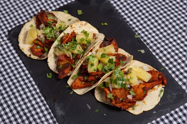 Tacos Mexicains Avec Viande Poulet Avocat Tomate Concombre Oignon Rouge — Photo