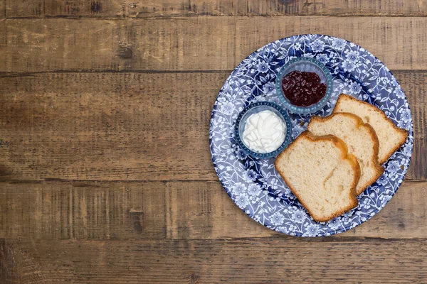 Teekeks Mit Erdbeermarmelade Und Sahne — Stockfoto