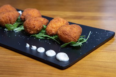 Siyah tabakta patatesli kroketler. Fast Food