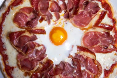 Carbonara usulü yumurta ve jambonlu pizza..