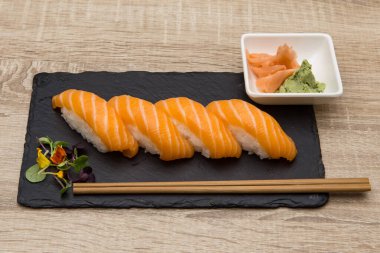 Nigiri suşisini somon balığıyla kapat.