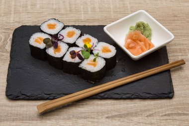 Somon ve ton balıklı suşi ve maki.