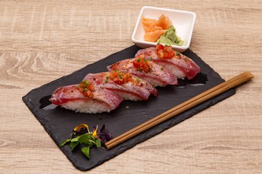 Nigiri suşi seti, siyah tahtada ton balığı, Japon yemek tarzı.