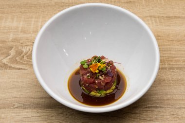 Ton balığı ve avokado tartartarı, kızarmış ekmek ve soya sosu..