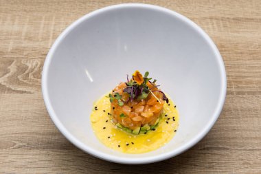 Kapari ve Balzamico tartar somon ve avokado ile servis