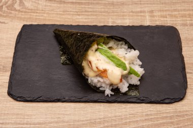 Siyah tabakta Tataki somon balığı stili.