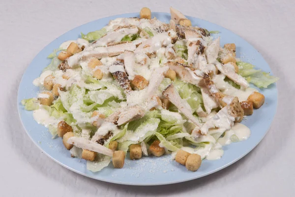 Chicken Cesar Salat Auf Weißem Hintergrund — Stockfoto