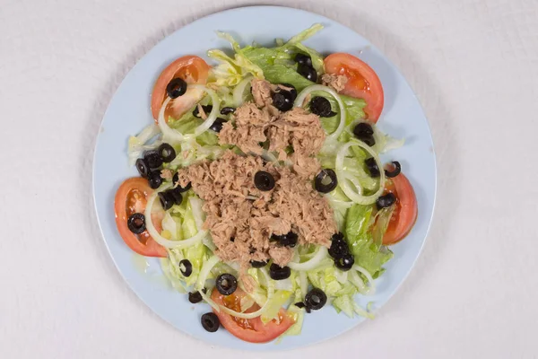 Salade Fraîche Thon Sur Une Assiette Blanche — Photo