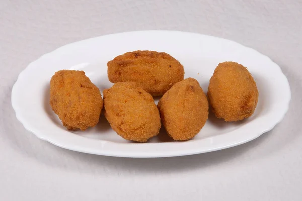 Aardappelkroketten Kroketten Een Wit Bord Fastfood — Stockfoto