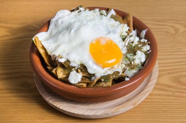 Domates salsa soslu Meksika cipsi, tavuk ve yumurta yakından. yatay.