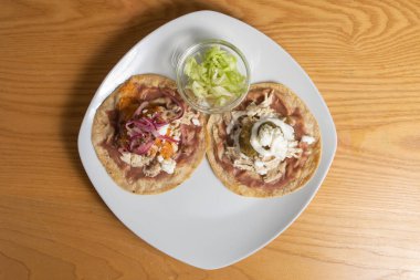 Tavuk, peynir ve soğanlı iki lezzetli taco..