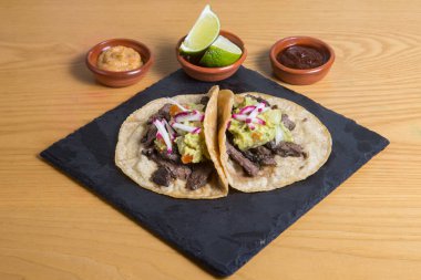 Biftek ve guacamole ile iki lezzetli taco..
