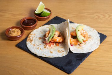 İki lezzetli taco, karides ve avokado..