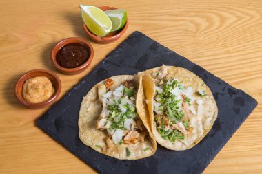 İki lezzetli taco, karides ve avokado..