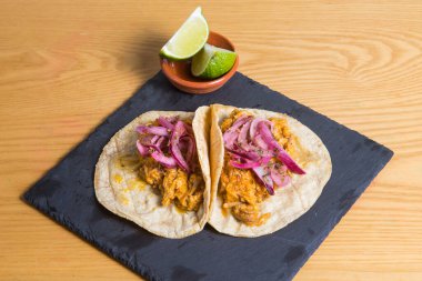 İki lezzetli tako, et ve avokado..