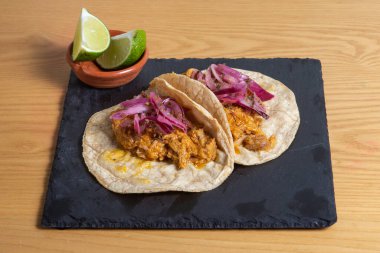 İki lezzetli tako, et ve avokado..