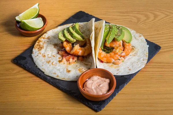 Deux Délicieux Tacos Aux Crevettes Avocat — Photo