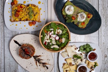 Kahvaltı için ahşap bir arka planda, üst manzarada.