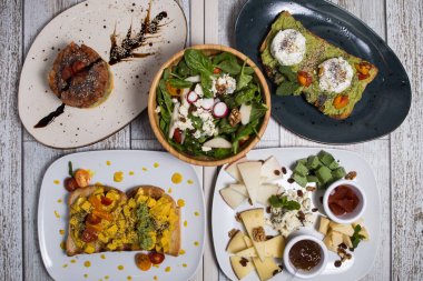 Kahvaltı için ahşap bir arka planda, üst manzarada.