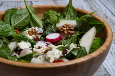Ispanak, armut, turp, fındık ve peynirli taze salata.