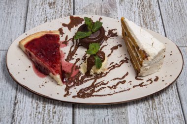 Bir tabakta üç kek. Peynirli kek, havuçlu kek, şekerleme