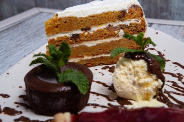 Sıcak çikolatalı. Dondurma ve havuçlu puding.