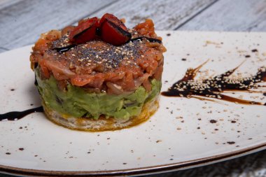 Somon ve domatesli beyaz tabak.