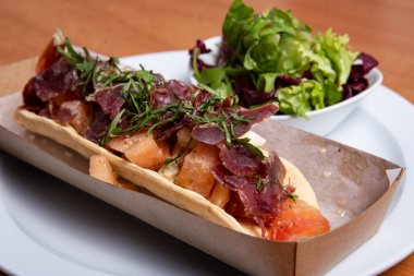 Jambon ve domatesli tuzlu bisküviye dayalı tost. Sokak yemekleri..