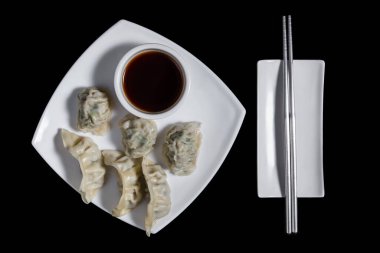 Oriental Dim Sum, Gyoza, Dim Sum ya da Jiaozi siyah üzerine izole edilmiş.