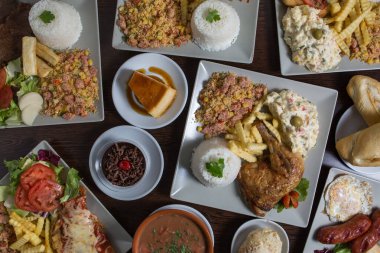 Biftek ve sebze, tavuk fileto, balık ve yumurta, pilav, salata ve çorbanın karışımı.