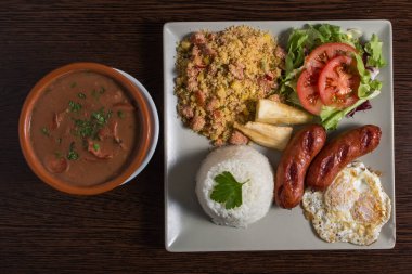 Sosis, yumurta, pirinç, salata ve çorba karışımı.