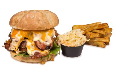 Pastırmalı, peynirli, lahanalı ve patatesli burger, beyaz arka planda izole edilmiş.