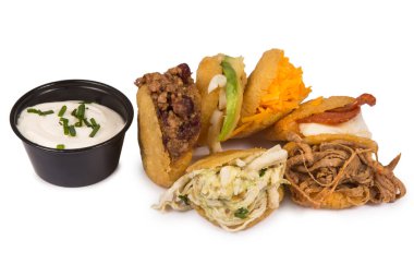 Arepa de huevo. Geleneksel Kolombiya usulü yumurta dolu kızarmış arepa ve beyazın üzerinde izole edilmiş et. Öğle yemeği, Mays..
