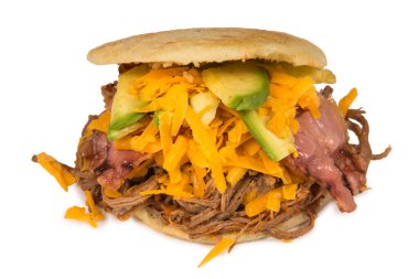 Venezuela Latin Amerika yemekleri, beyaz arka planda kavrulmuş etle Arepa.