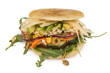 Beyaz peynir, domates, salata ve avokado ile doldurulmuş nefis bir vejetaryen.