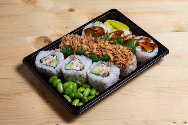 Sushi Roll - Tavuk, Avokado ve Baharat Sosu ile Maki Suşi