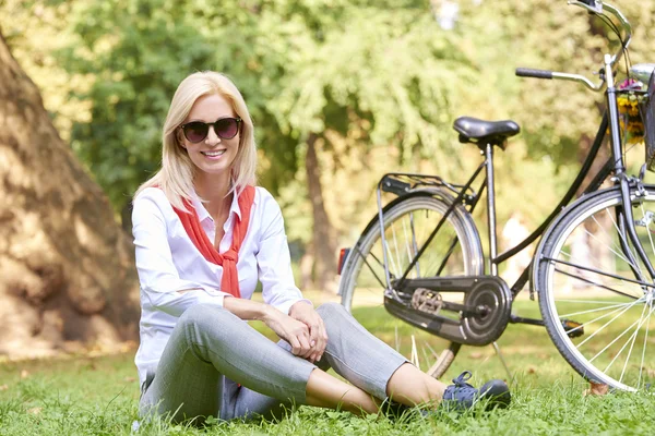 Donna allegra con bici — Foto Stock