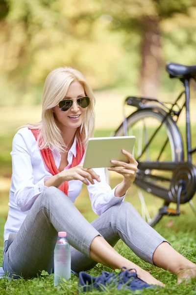 Businesswoman working online — Stock Photo, Image