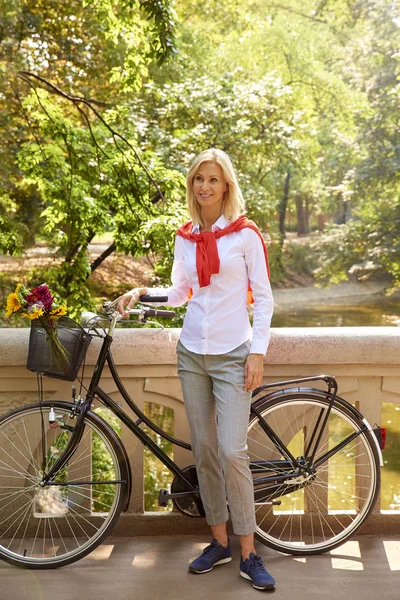 Cheerful Woman with bike — Stock Photo, Image